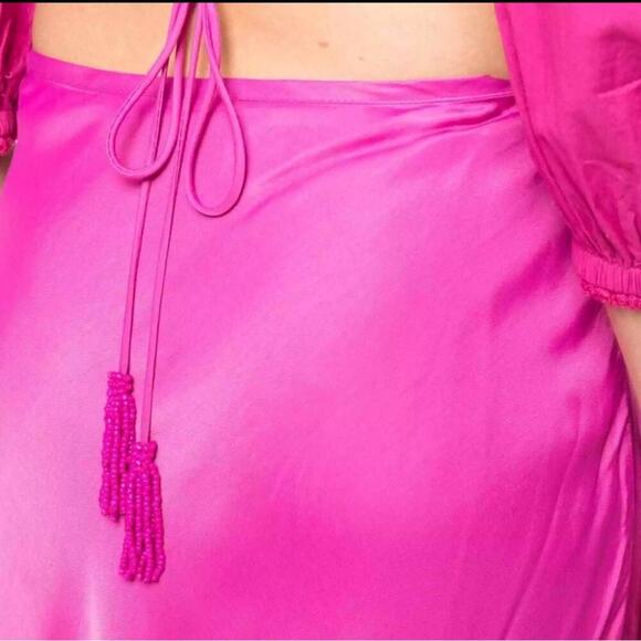 FARM Rio Fuschia satin Midi length
strap-detail satin-finish midi skirt - Picture 13 of 14